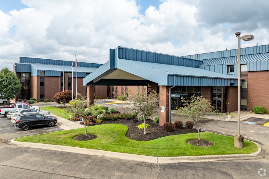 5345 Broadmoor Cir NW, Canton, OH for sale - Building Photo - Image 1 of 22