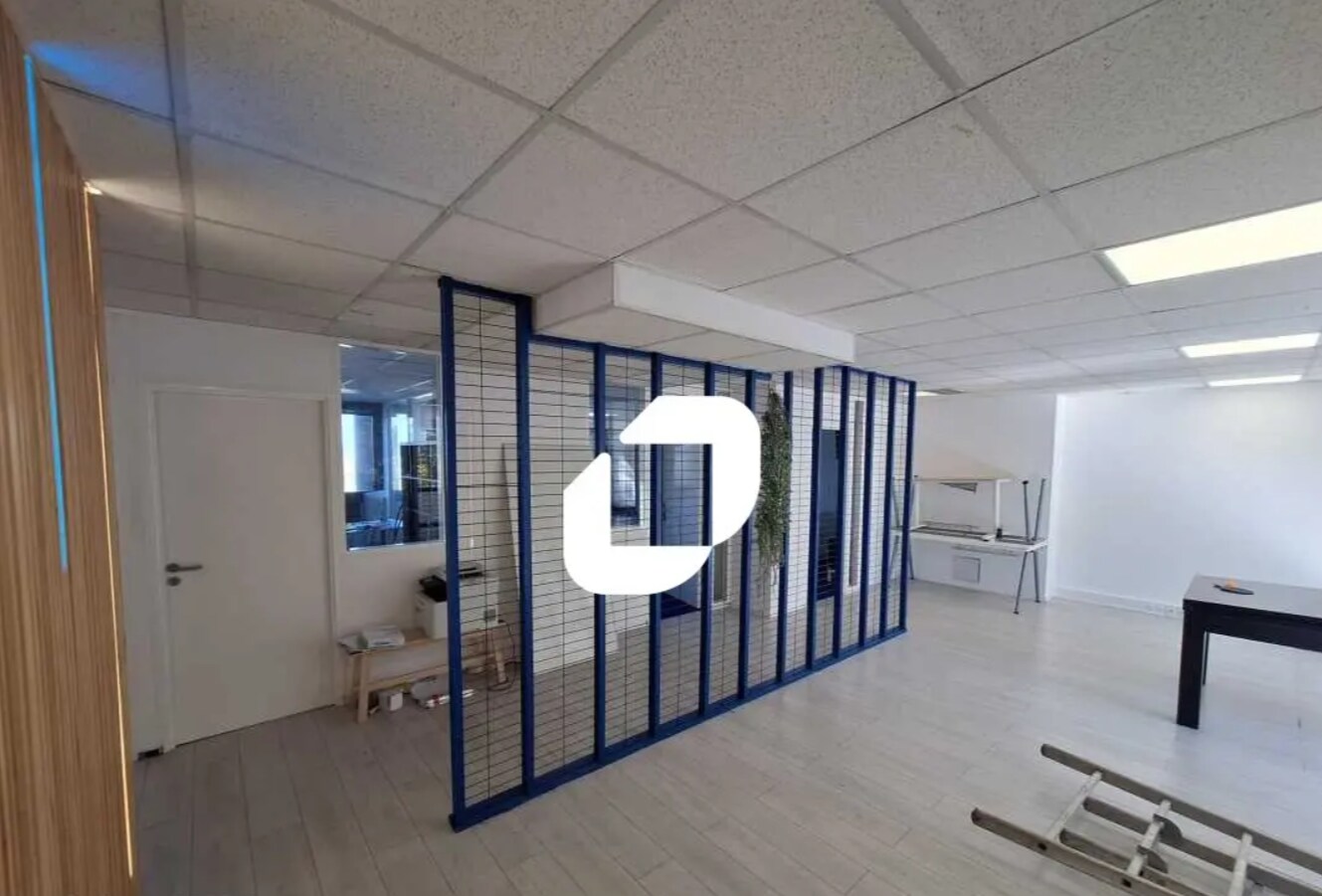 Office in Garches for lease Interior Photo- Image 1 of 9