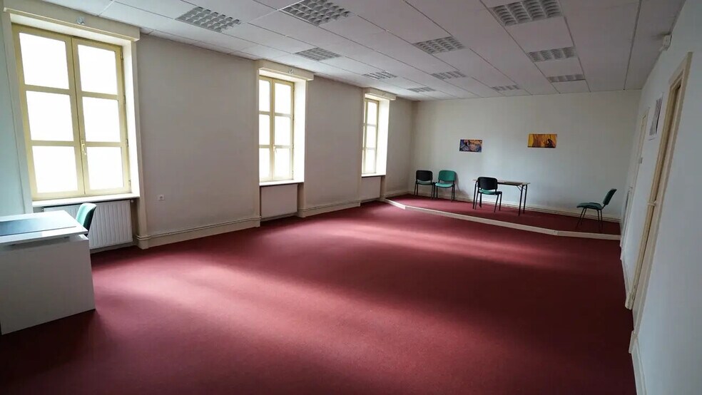 Office in Roanne for lease - Interior Photo - Image 1 of 6
