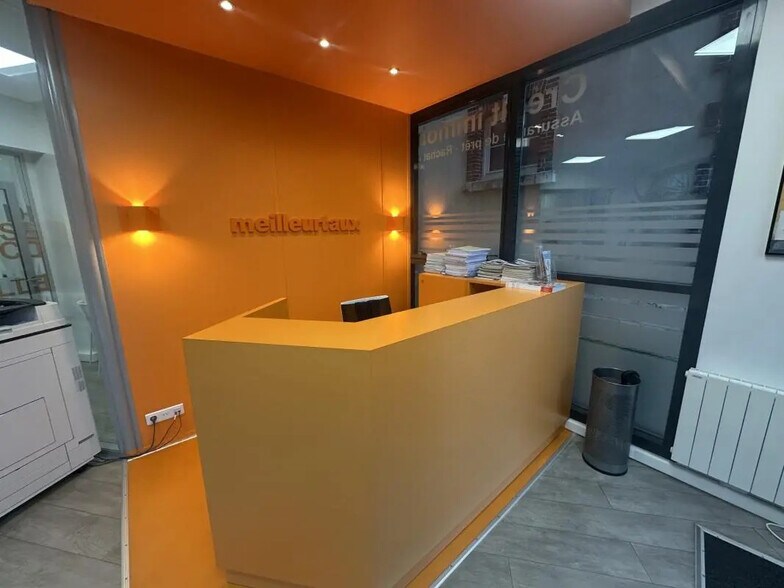 Retail in Chartres for lease - Lobby - Image 3 of 13