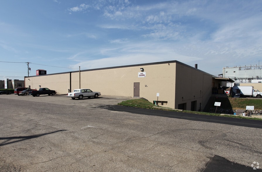 2111 NE Broadway St, Minneapolis, MN for lease - Building Photo - Image 2 of 4