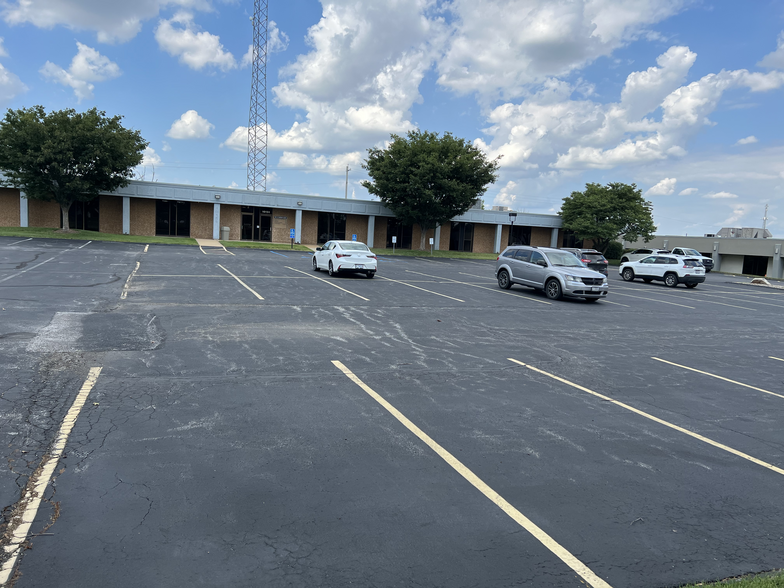 10151-10167 Corporate Square Dr, Creve Coeur, MO for lease - Building Photo - Image 2 of 23