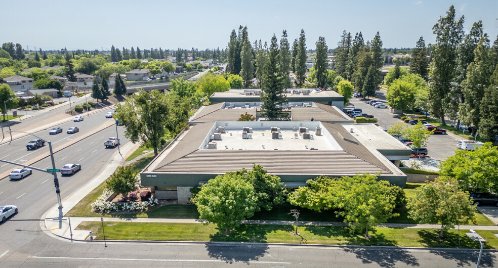 2550 W Shaw Ave, Fresno, CA for sale - Building Photo - Image 3 of 14