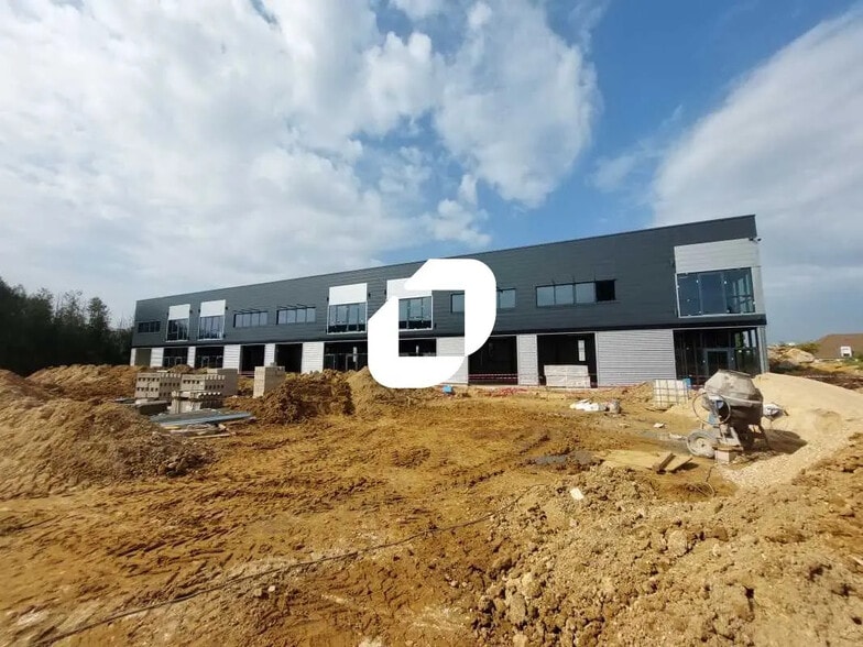 Flex in Plaisir for lease - Building Photo - Image 2 of 10