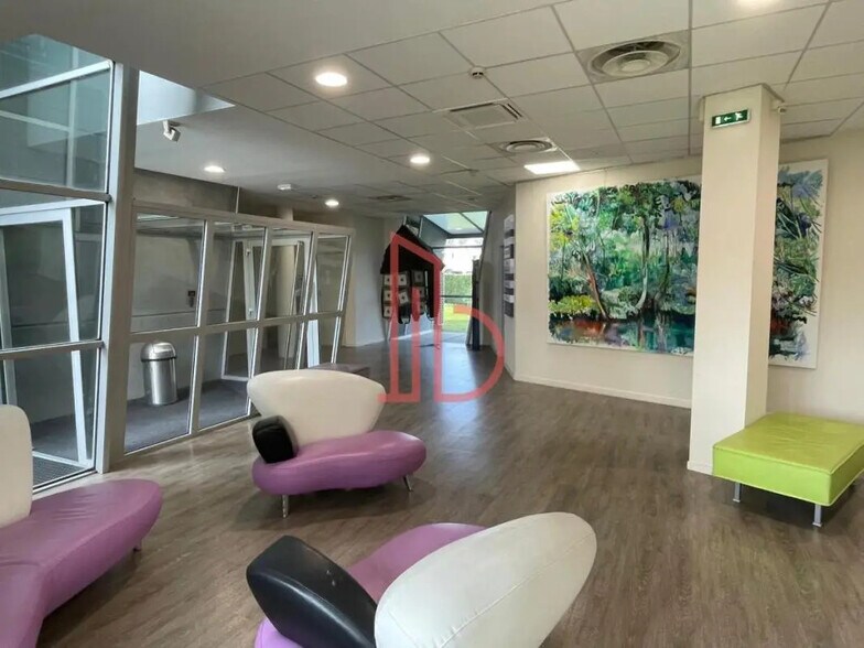 Office in Mérignac for lease - Lobby - Image 2 of 6