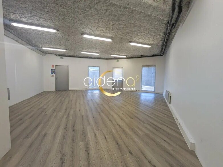 Flex in Clermont-Ferrand for lease - Interior Photo - Image 2 of 6