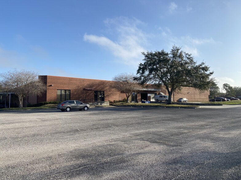 5908 Breckenridge Pky, Tampa, FL for lease - Building Photo - Image 2 of 7