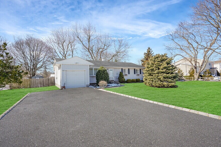 120 Terryville Rd, Port Jefferson Station, NY for sale - Primary Photo - Image 1 of 1