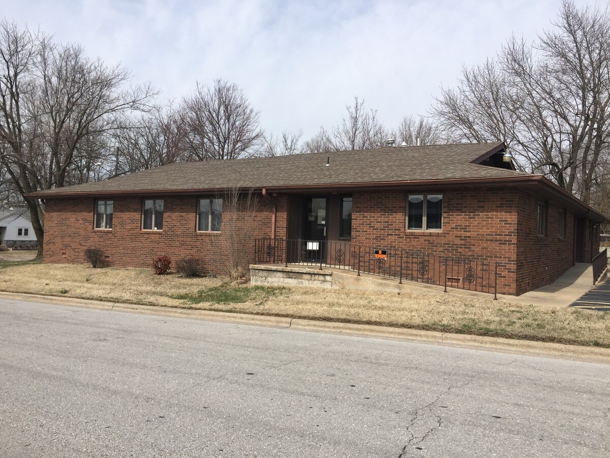 1901 E Meadowmere St, Springfield, MO 65804