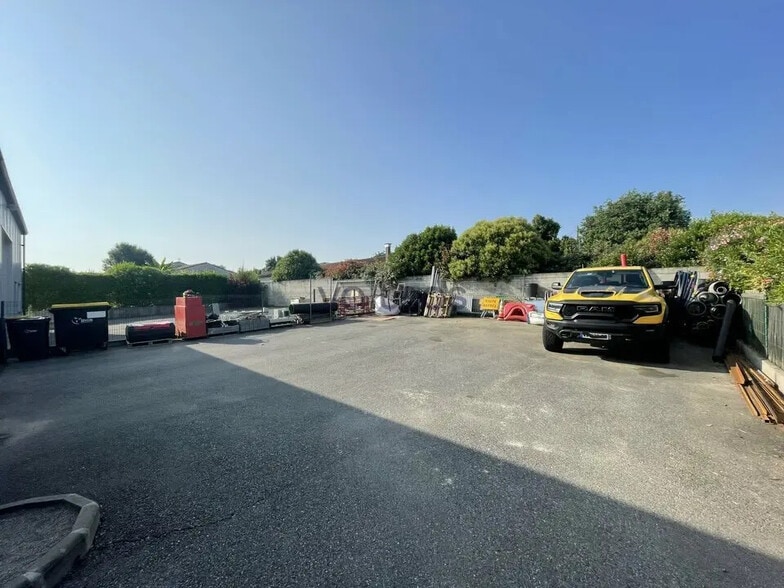 Flex in Garidech for lease - Building Photo - Image 2 of 8