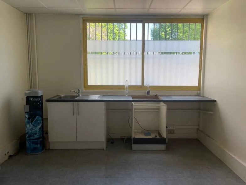 Industrial in Buc for lease - Interior Photo - Image 3 of 8