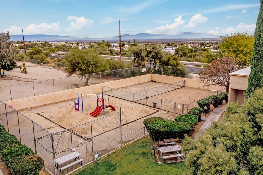 300 W Via Alamos Dr, Green Valley, AZ 85614 Via Alamos Apartments