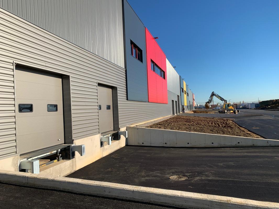 Industrial in Louvres for lease Building Photo- Image 1 of 21