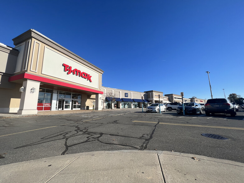 401-419 S Oyster Bay Rd, Plainview, NY for lease - Building Photo - Image 1 of 47