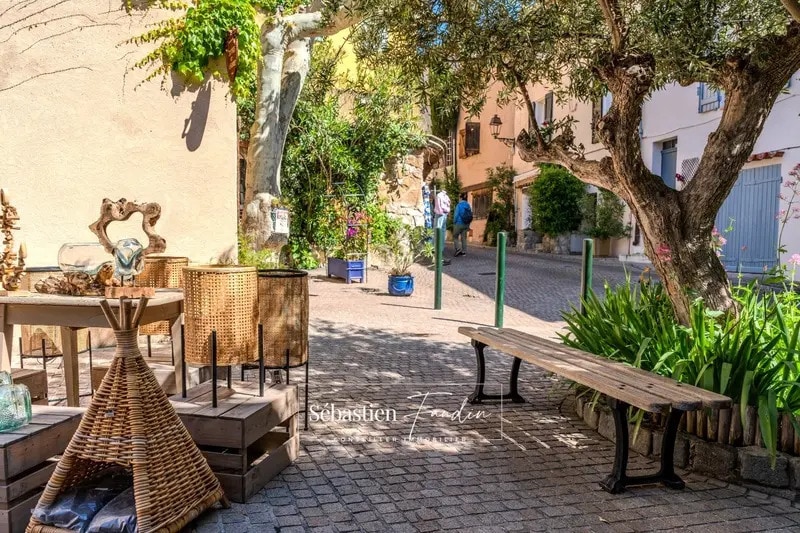 Retail in Le Castellet for lease - Building Photo - Image 3 of 12