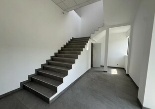 Flex in Taverny for lease Building Photo- Image 2 of 15