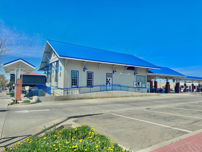 504 W 7th St, Hanford, CA for sale - Primary Photo - Image 1 of 32