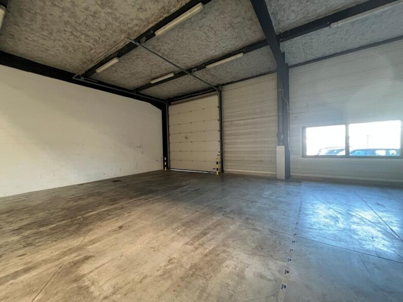 21 Rue Marcel Mérieux, Corbas for lease - Interior Photo - Image 3 of 10