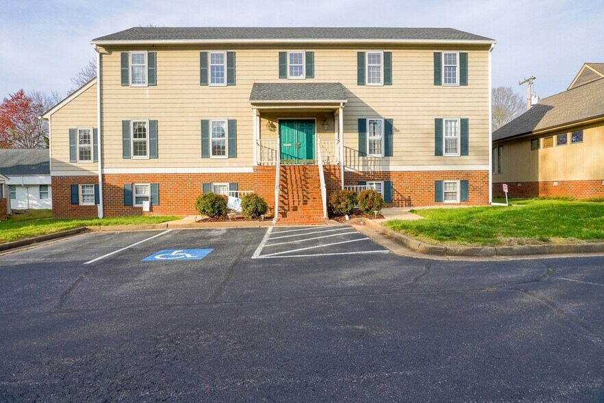 7277 Hanover Green Dr, Mechanicsville, VA 23111