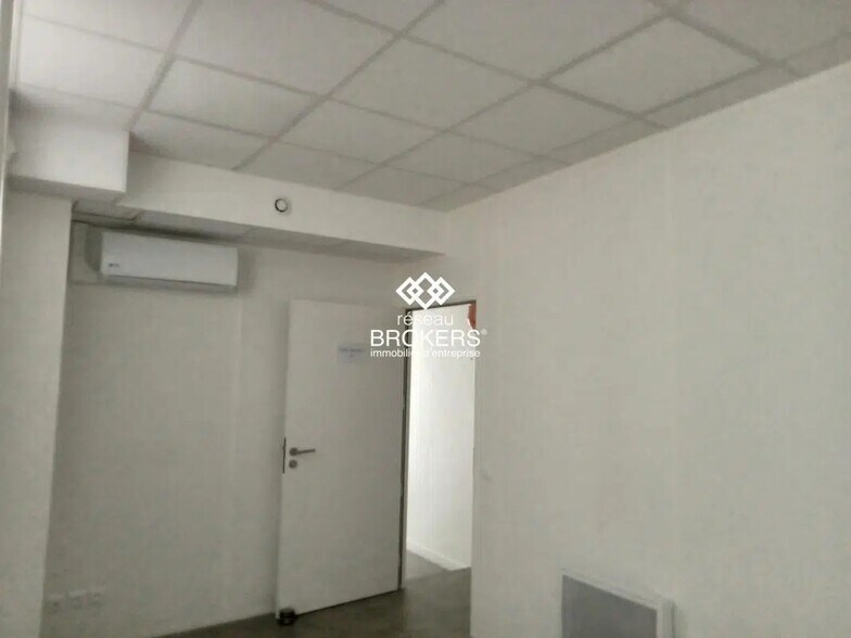 Retail in Pau for lease - Interior Photo - Image 2 of 4