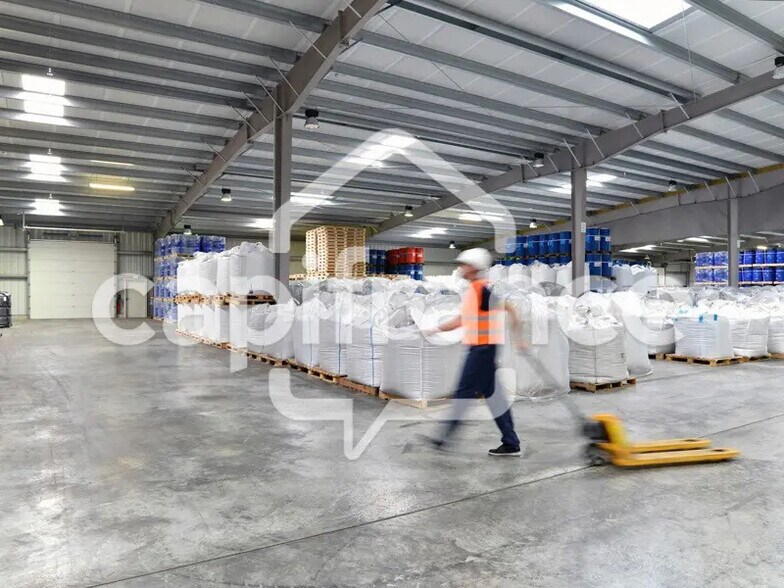 Flex in Saint-Quentin-Fallavier for lease - Interior Photo - Image 2 of 3