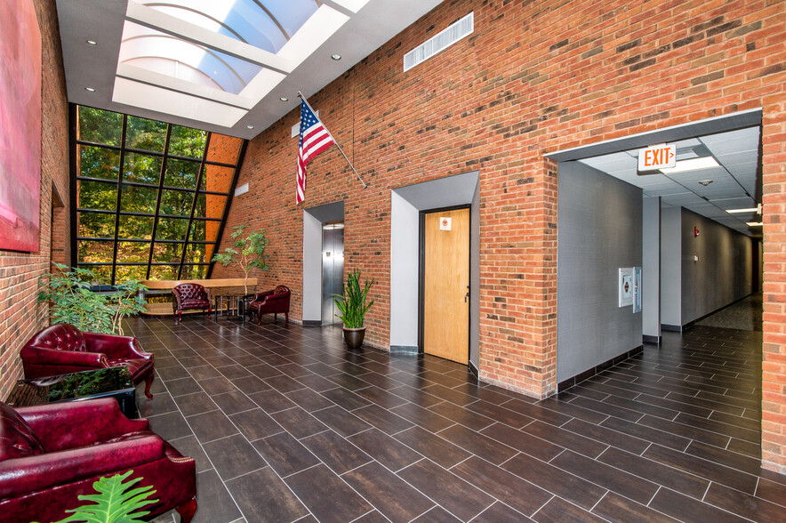 302 W Main St, Avon, CT for lease - Lobby - Image 3 of 6