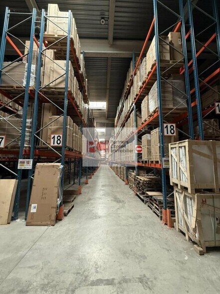Flex in Nîmes for lease - Interior Photo - Image 2 of 3
