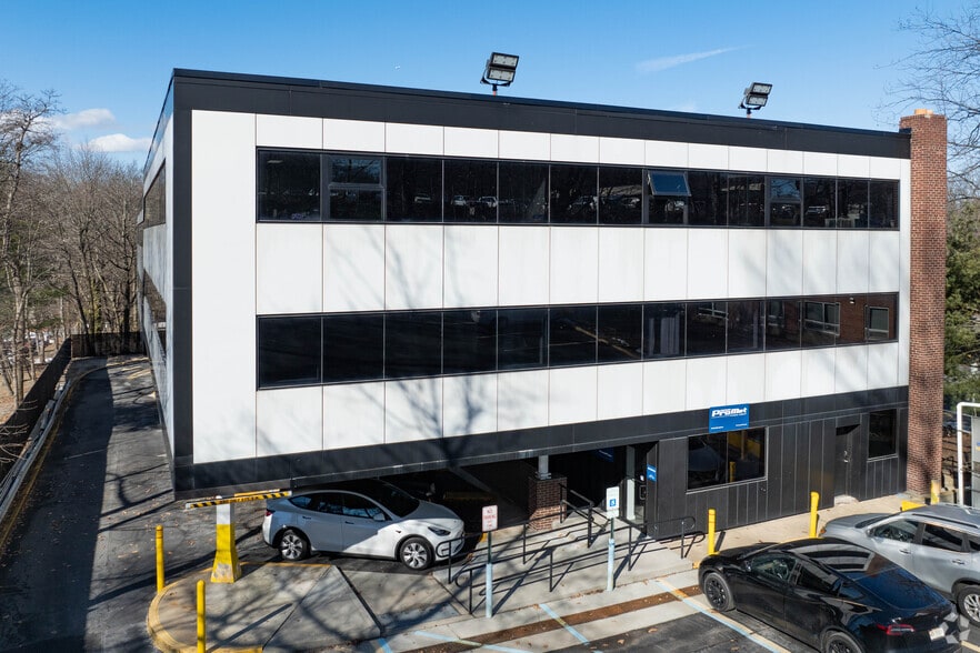 444 Community Dr, Manhasset, NY for sale - Primary Photo - Image 1 of 1