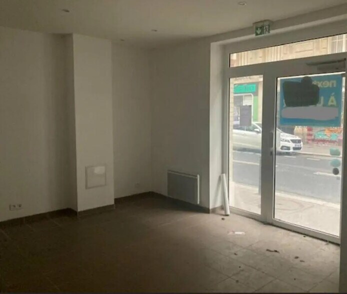 Retail in Paris for lease - Interior Photo - Image 1 of 8