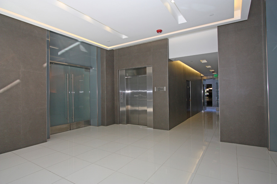 8929 Wilshire Blvd, Beverly Hills, CA for lease - Lobby - Image 3 of 3