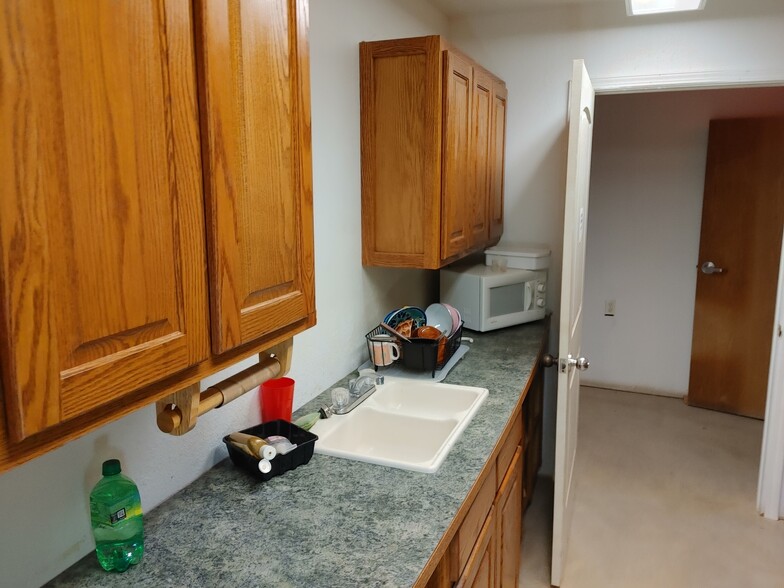 210 Leah Ln, Davis, OK for lease - Interior Photo - Image 2 of 8