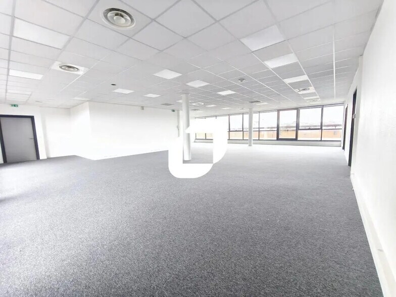 Office in Créteil for lease - Interior Photo - Image 2 of 15