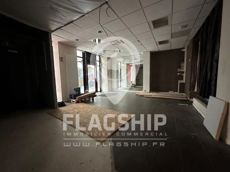 Retail in Paris for lease - Building Photo - Image 2 of 8