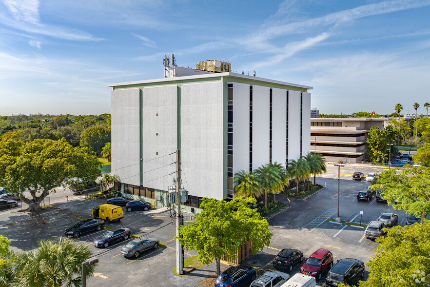 1175 NE 125th St, North Miami, FL for lease - Building Photo - Image 2 of 9