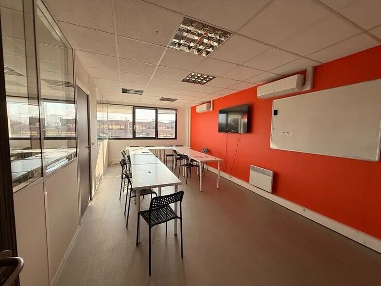 Office in Bron for lease - Interior Photo - Image 3 of 9