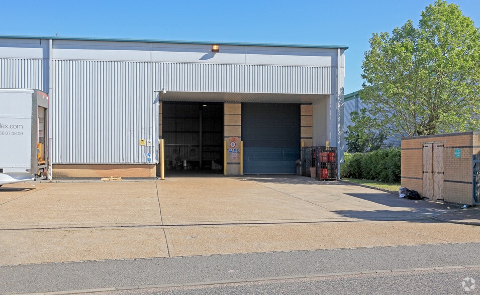 9 Central Way, London for lease - Building Photo - Image 3 of 7