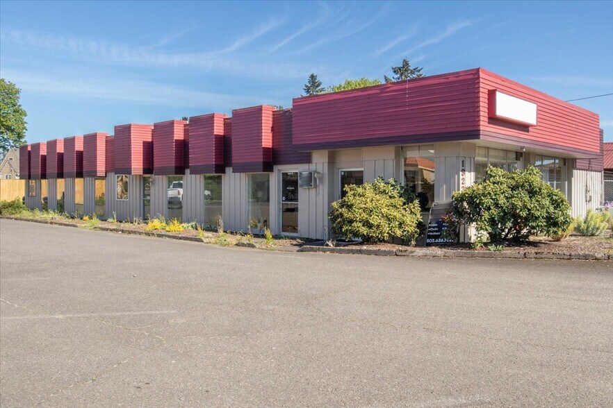 19230 SE McLoughlin Blvd, Gladstone, OR for sale - Building Photo - Image 1 of 32
