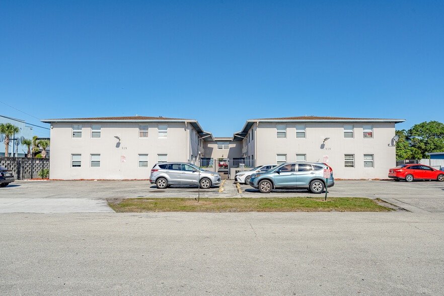 938 Northern Dr, Lake Park, FL for sale - Building Photo - Image 3 of 10