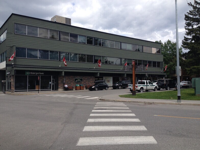201 Bear St, Banff, AB for sale - Primary Photo - Image 1 of 1