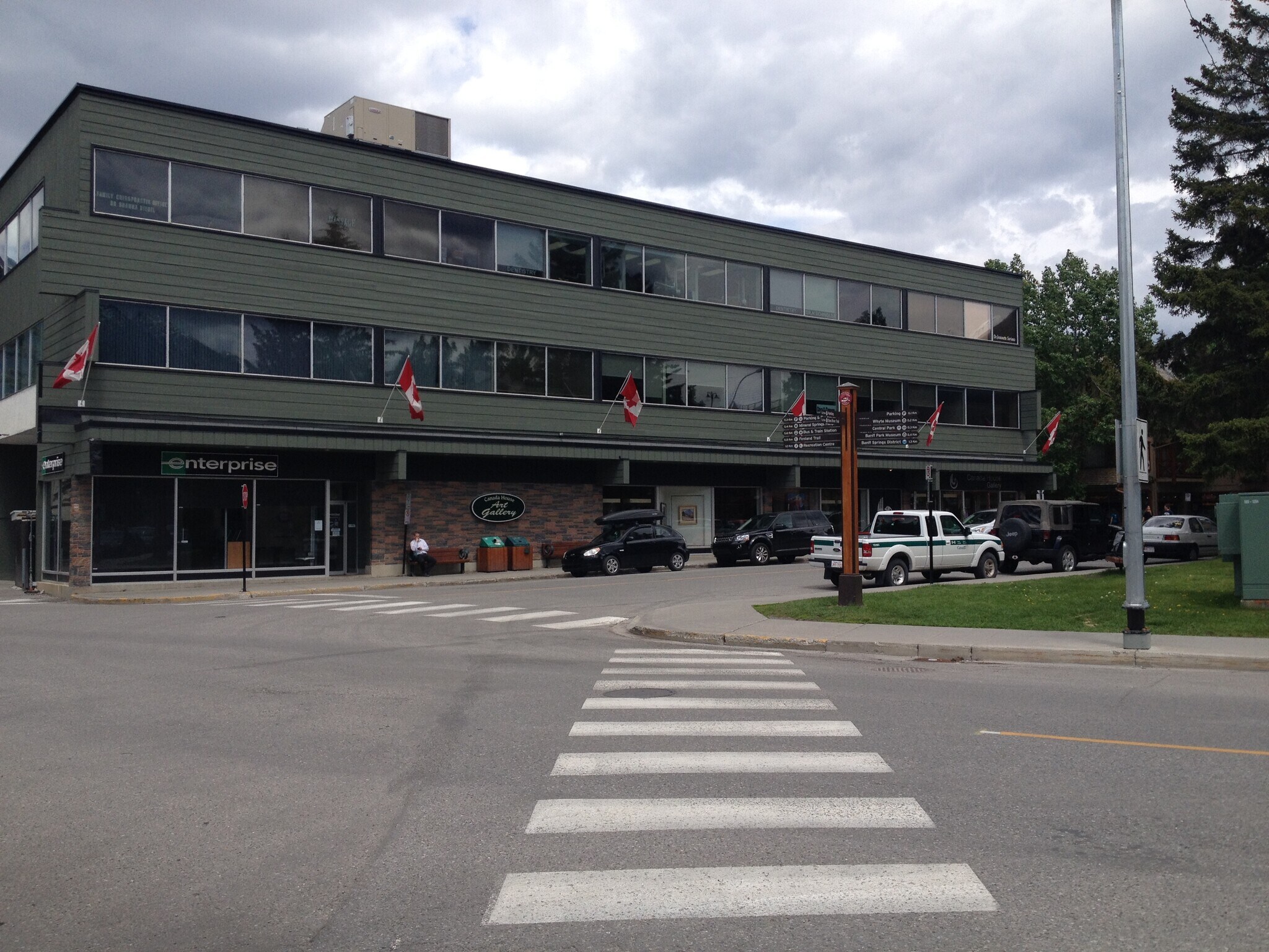 201 Bear St, Banff, AB for sale Primary Photo- Image 1 of 1
