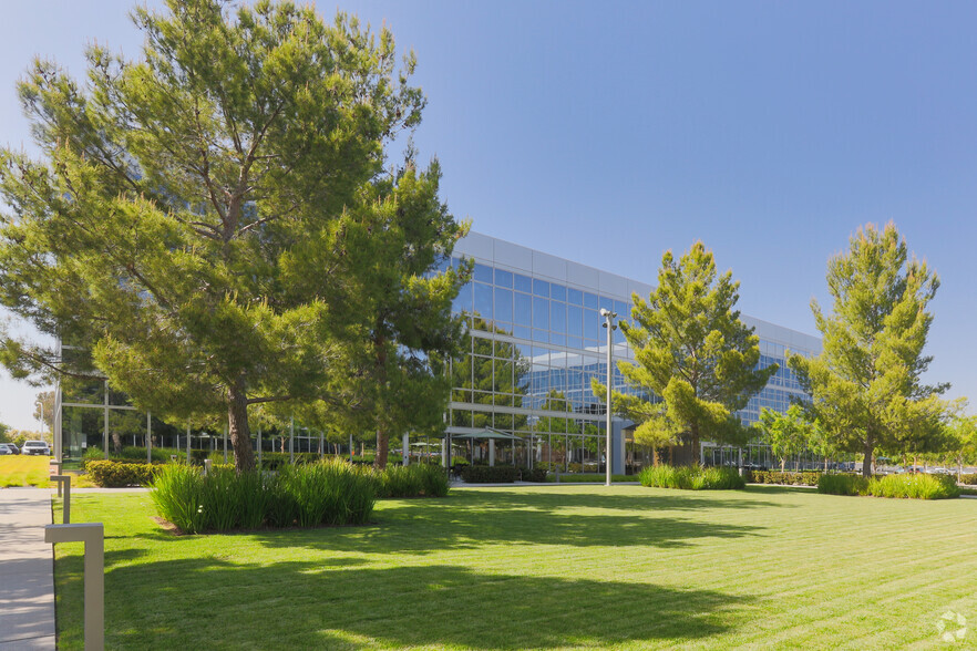 530 Technology Dr, Irvine, CA for lease - Building Photo - Image 3 of 33