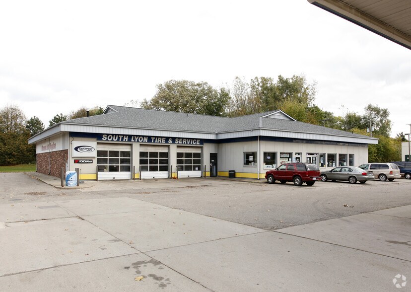 22540 Pontiac Trl, South Lyon, MI for sale - Primary Photo - Image 1 of 1