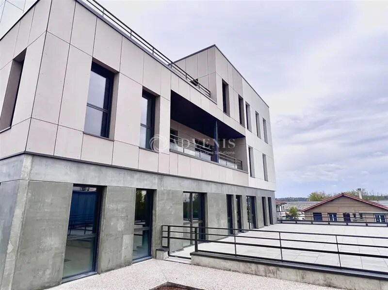 Office in Limas for lease Building Photo- Image 1 of 5