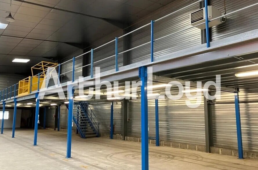 Industrial in Mondeville for sale - Interior Photo - Image 2 of 2