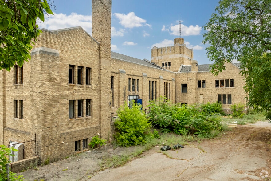 1101 Chavez Dr, Flint, MI for lease - Building Photo - Image 3 of 20