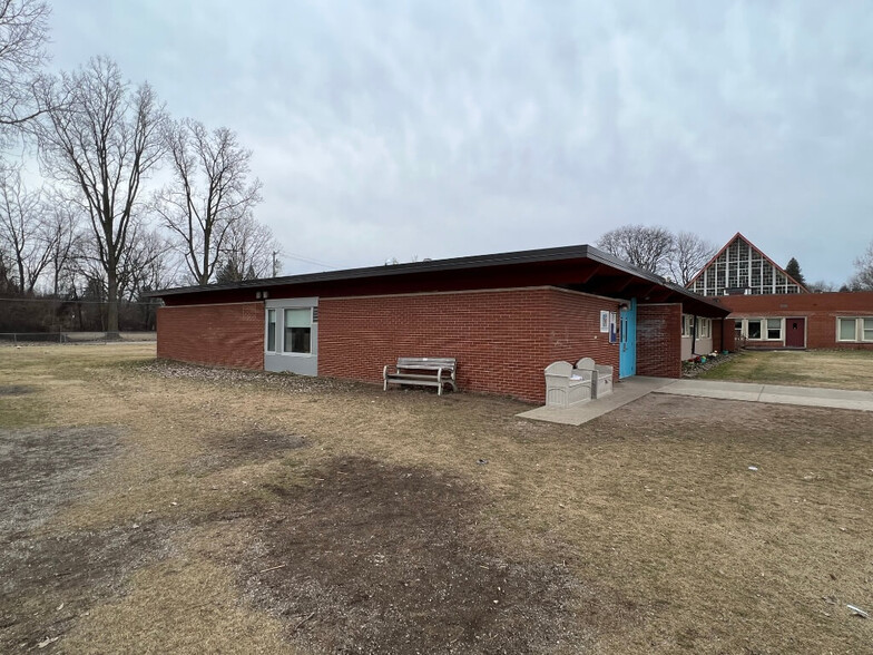 16360 Hubbard St, Livonia, MI for lease - Building Photo - Image 2 of 4