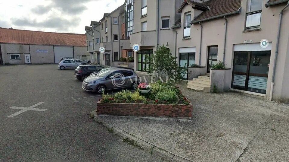 Retail in Voisins-le-Bretonneux for lease Building Photo- Image 1 of 2