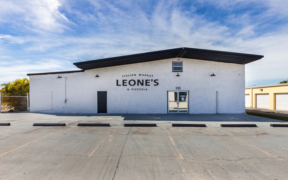 916 SE 14th Ave, Cape Coral, FL for sale - Building Photo - Image 1 of 18