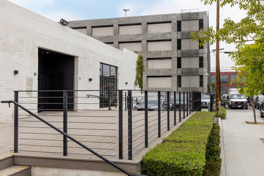 718-726 Mateo St, Los Angeles, CA for lease - Building Photo - Image 3 of 20