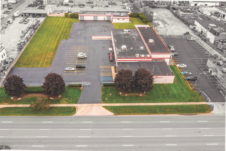 31666 W Eight Mile Rd, Farmington Hills, MI for sale - Building Photo - Image 2 of 9